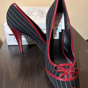 Steve Madden Size 8 Black Pinstripe High Heel